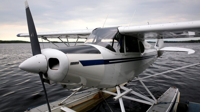 A seaplane on the water with pontoons. – Bild: Discovery Channel /​ Photobank 33296_ep203_007.jpg /​ Discovery Communications