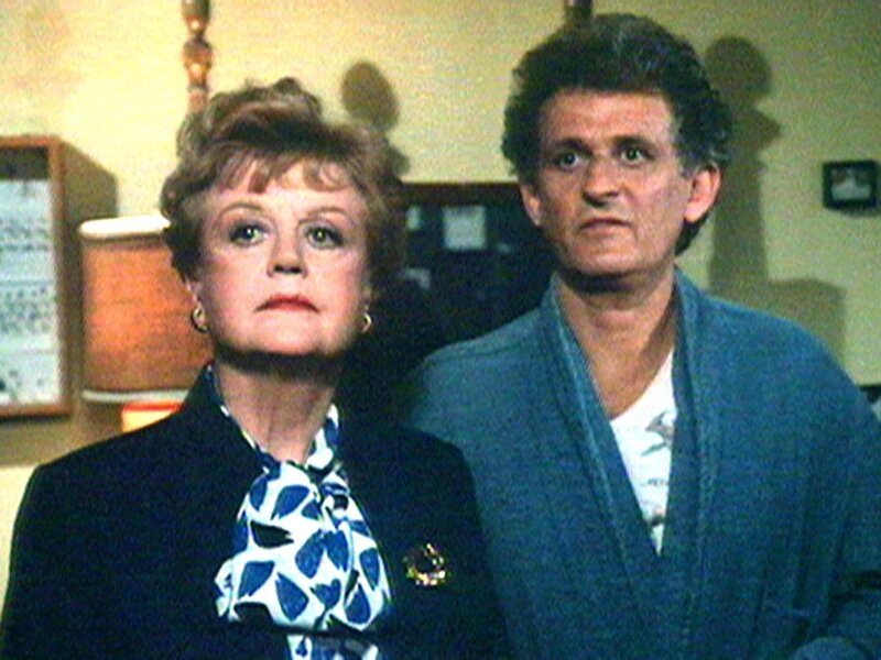 Jessica (Angela Lansbury) muss ihrem Cousin Calhoun (Peter Bonerz) aus der Patsche helfen, als er des Mordes bezichtigt wird. – Bild: Warner TV Serie
