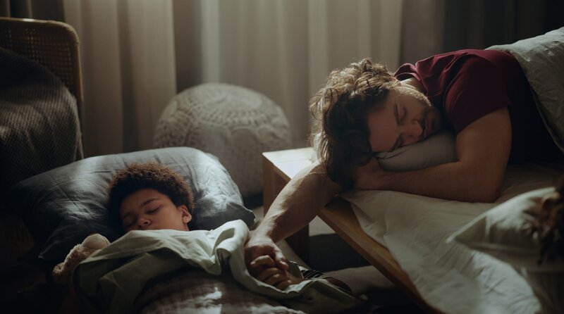 Leo (Dominic Allburn, re.) sorgt sich um seinen Sohn Johannes (Samuel Eide, li.) – Bild: ARD Degeto/​Maipo Film/​Viaplay Group/​Lukas Salna