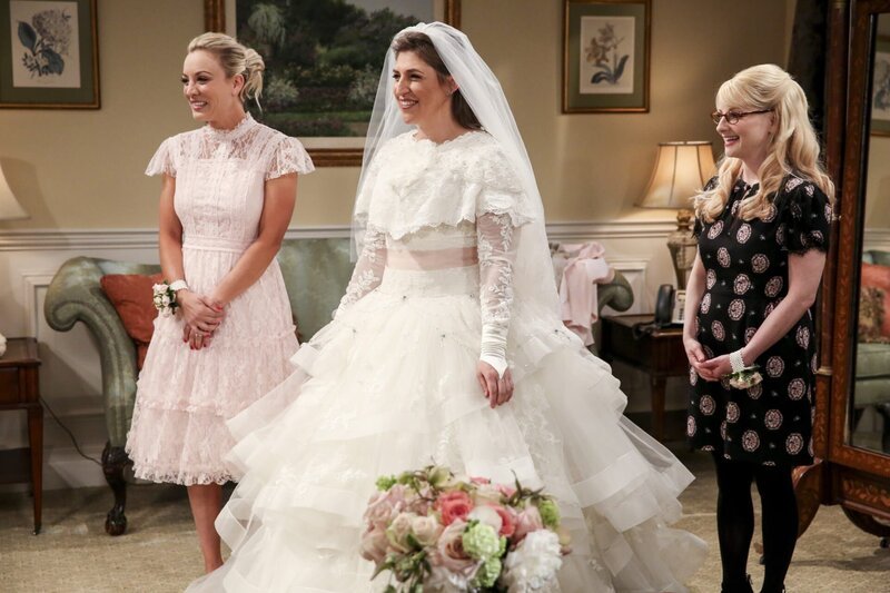 Noch ahnen Penny (Kaley Cuoco, l.), Amy (Mayim Bialik, M.) und Bernadette (Melissa Rauch, r.) nicht, dass das Brautpaar beinahe ihren großen Auftritt verpassen wird … – Bild: Warner Bros. Television Lizenzbild frei