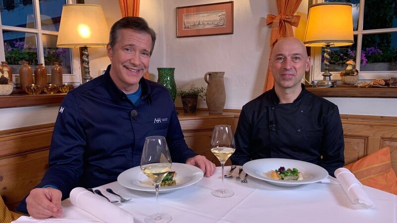 Deutsch-französische Freundschaft: Alexander und Christian probieren ihre Gerichte. – Bild: ZDF und Johanna Thiele