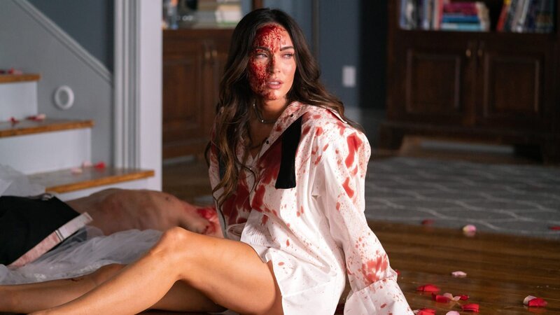 Emma (Megan Fox) kämpt um ihr Leben – Bild: Till Productions, Inc. 2021