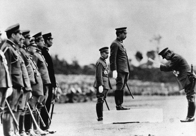Emperor Hirohito of Japan receives a bow from the leader of a military unit during a troop review during World War II. – Bild: CORBIS/​Corbis via Getty Images