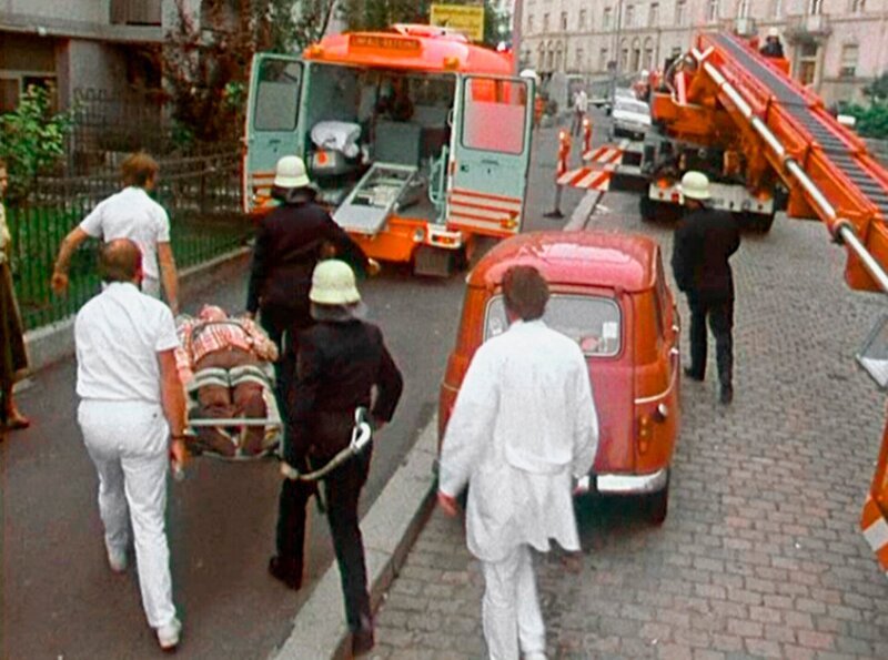 Der verletzte Ernst Hase wird zum Notarztwagen 7 gebracht. – Bild: HR/​hr media