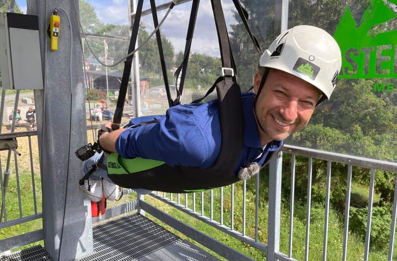 Tobias Kämmerer holt sich beim Flug mit der Zipline den ultimativen Adrenalin-Kick – eine Doppelseilrutsche, 60 Meter über dem Boden, mit der man über 70 km/​h schnell ins Tal fliegt. – Bild: HR/​Manon Baehr