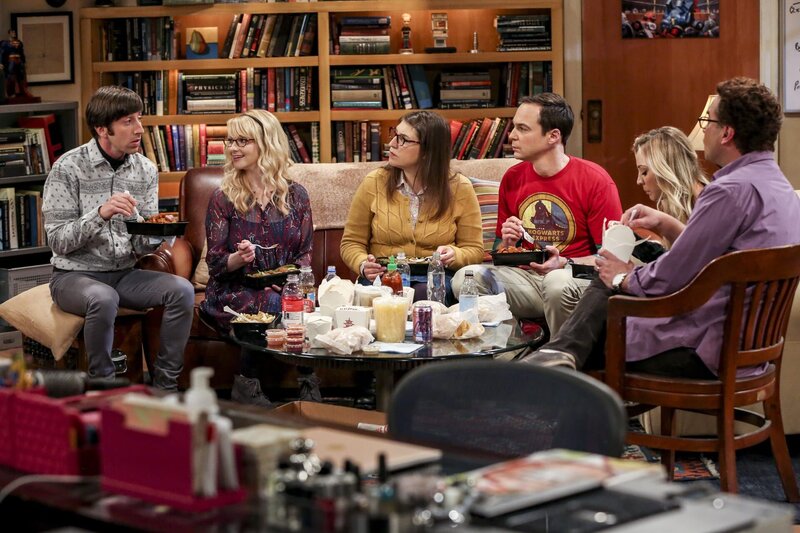 (v.li.): Simon Helberg (Howard Wolowitz); Melissa Rauch (Bernadette Rostenkowski-Wolowitz); Mayim Bialik (Amy Farrah Fowler); Jim Parsons (Sheldon Cooper); Kaley Cuoco (Penny); Johnny Galecki (Leonard Hofstadter) – Bild: Warner Bros. /​ Michael Yarish Lizenzbild frei