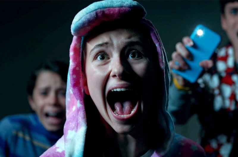 Lucy (Kensington Tallman, 3.v. l.) bekommt Mac and Cheese zu Thanksgiving und hofft auf den perfekten Feiertag. – Bild: SWR/​HR/​Red Monk Studios srl/​HSR S1 (FGM) Inc.