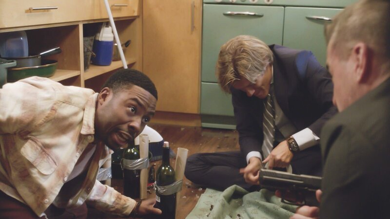 Als MacGyver (Lucas Till, M.) auf den Auftragskiller Murdoc trifft, der ihn ermorden soll, muss er sich und seinen Kumpel Bozer (Justin Hires, l.) verteidigen. Doch dabei stehen ihm lediglich ein Korkenzieher und Papiertaschentücher zur Verfügung. – Bild: CBS Broadcasting, Inc.