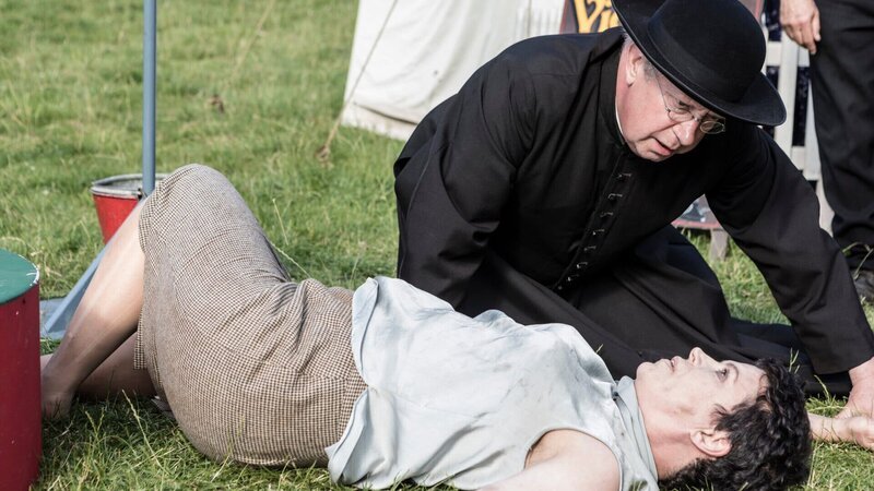 Dr Belmont (Annabel Cleare) und Father Brown (Mark Williams) – Bild: ZDF /​ Gary Moyes