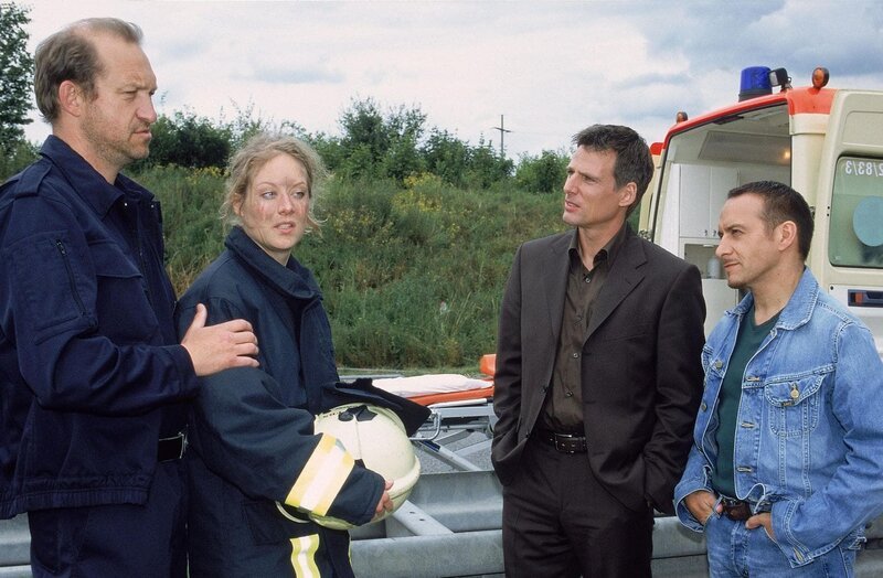 Tom (René Steinke, 2.v.li.) und Semir (Erdogan Atalay, re.) teilen dem Chef der Feuerwehr, Klaus Wolters (Peter Heinrich Brix), und der Feuerwehrfrau Nicole Braun (Tessa Mittelstaedt) mit, dass ihr Kollege Matthias Jaspers tödlich verunglückt ist. – Bild: RTL /​ Martin Kurtenbach