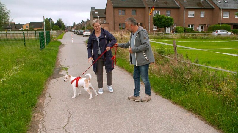 Coach Andreas Ohligschläger (r) zusammen mit Halterin Sandra und ihrem Hund Kessy beim Training. – Bild: WDR/​Fernsehkraft UG