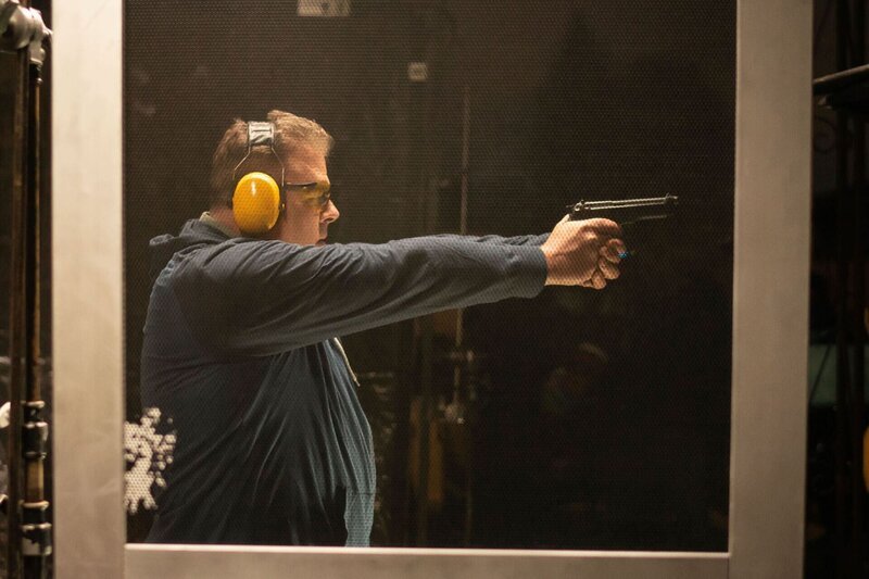 Der Mann hat eine Waffe in der Hand – Bild: Fmantle /​ Bad Move 6 Productions Inc /​ Crime + Investigation