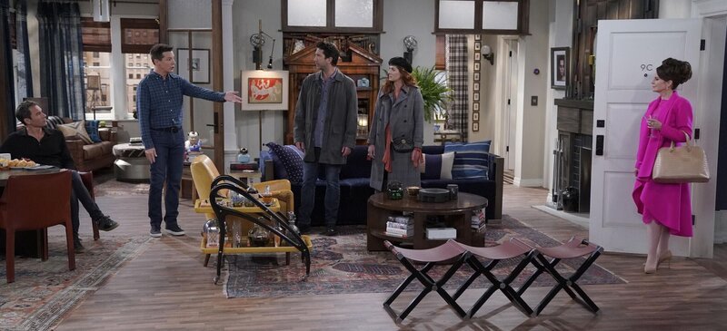 „Will & Grace“, „Es lebe Aurora.“ Jack bittet Will, sich etwas netter gegenüber seinem Verlobten Estefan zu verhalten. Als Will sich beim nächsten Zusammentreffen besonders anstrengt, geht der Schuss nach hinten los. Estefan glaubt nämlich, dass sich Will für ihn interessiert. Karen findet unterdessen heraus, dass Graces Freund Noah der Autor ihrer Lieblings-Liebesromane ist. Als sich herausstellt, dass er die Hauptfigur sterben lassen will, greift Karen zu drastischen Mitteln.Im Bild (v.li.): Eric McCormack (Will Truman), Sean Hayes (Jack McFarland), David Schwimmer (Noah Broader), Debra Messing (Grace Adler), Megan Mullally (Karen Walker). – Bild: 2018 NBCUniversal Media, LLC /​ Chris Haston Lizenzbild frei
