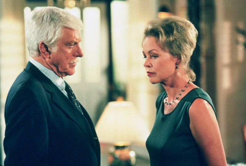 Dr. Mark Sloan (Dick Van Dyke, l.); Livia Parkinson (Michelle Phillips, r.) – Bild: MMXVII CBS Broadcasting Inc. Lizenzbild frei