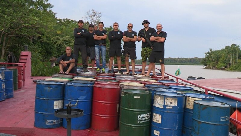 Sichtlich zufrieden posieren die Ermittler auf der sichergestellten Beute. – Bild: ZDF und Capa /​ 13ième Rue