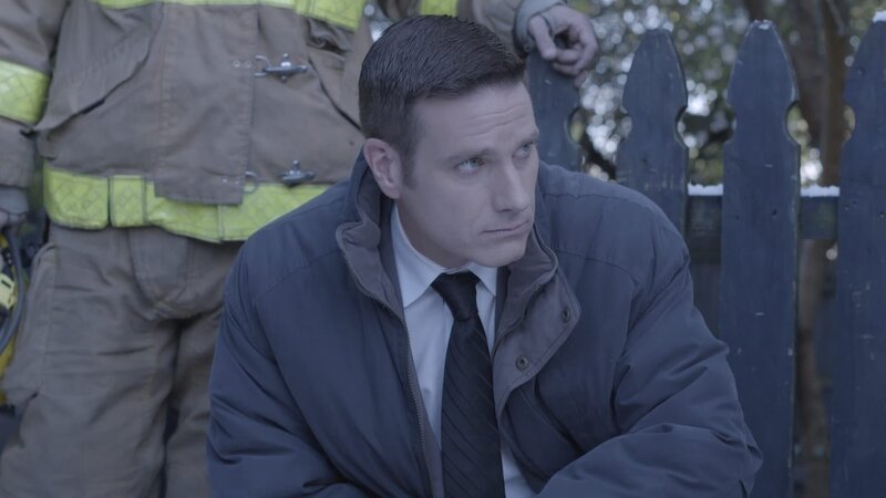 Auf der Suche nach dem Feuerteufel, der einen Menschen auf dem Gewissen hat: Ermittler Lt. Joe Kenda (Carl Marino) … – Bild: Jupiter Entertainment