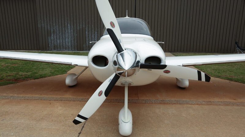 The front of a white plane sitting by a hangar. – Bild: Jeremy Baron /​ Discovery Channel /​ Photobank 33296_ep201_051 /​ Discovery Communications