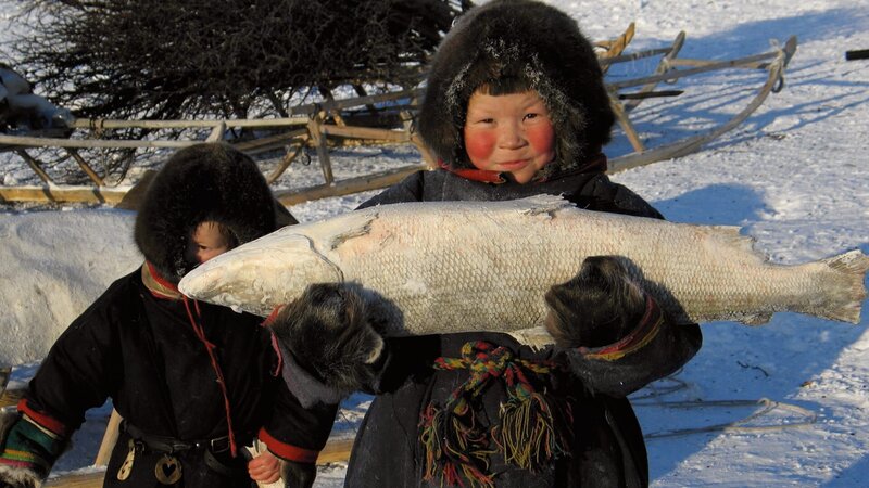 Die Kinder des Stammes in Sibirien müssen alle harten Arbeiten genauso erledigen wie die älteren Mitglieder des Stammes. – Bild: Curiosity Stream Inc. /​ Spiegel TV Wissen