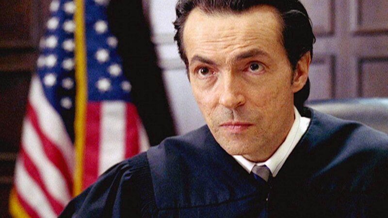 Mason (Matt O’Toole) ist ein ehrenhafter Richter von untadeligem Ruf. Ist er tatsächlich ein gesuchter Serienkiller? – Bild: TVNOW /​ CBS