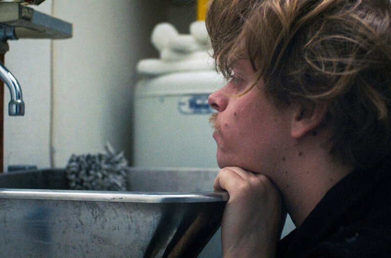 Vebjørn (Martin Marki) ist 29 Jahre alt und hatte noch nie eine Freundin. – Bild: Den Norske Filmskolen