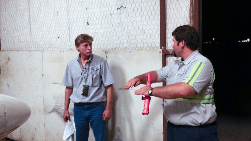 Kevin and another man near the jet in the hangar. – Bild: Jeremy Baron /​ Discovery Channel /​ Photobank 33296_ep204_020.jpg /​ Discovery Communications