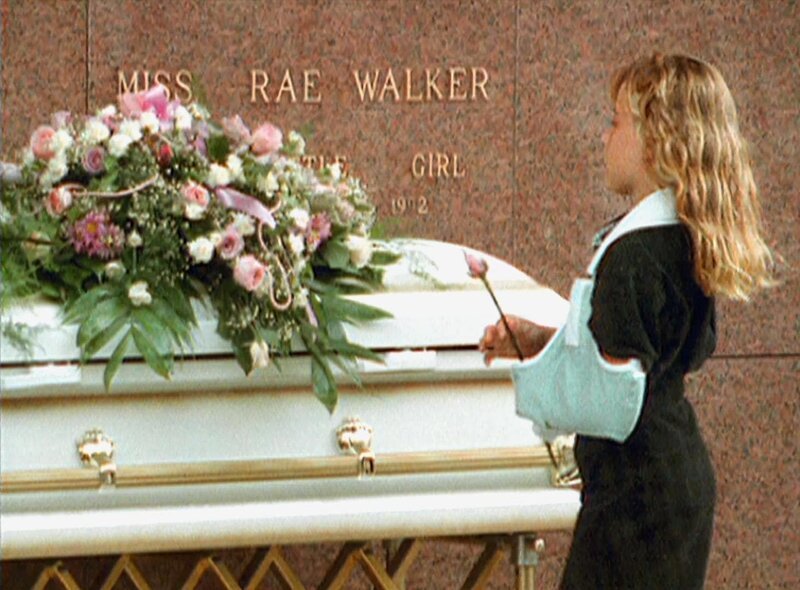 Bei einem Unfall mit Fahrerflucht kommt die sechsjährige Nicole Rae Walker ums Leben. Zwei weitere Kinder werden schwer verletzt. – Bild: VOX