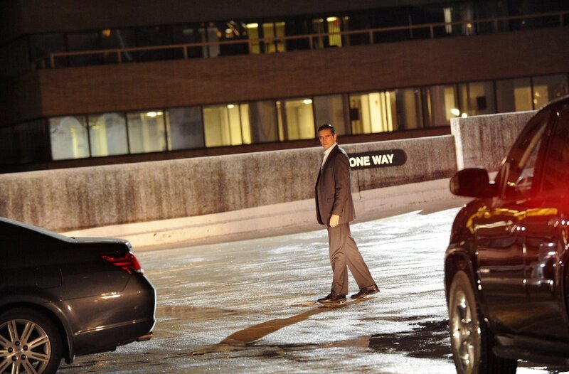 Bei seinem Versuch, wenigstens die beiden letzten Personen auf der Liste zu beschützen, wird Reese (Jim Caviezel) selbst zur Zielscheibe kaltblütiger Mörder … – Bild: Marlyse Press Photo/​MPP/​- Warner Bros.