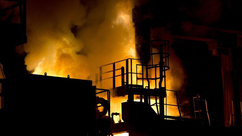 Flames rise from an electric arc furnace (EAF) at a facility in Indiana, U.S. Photographer: Daniel Acker/​Bloomberg – Bild: Bloomberg Finance LP