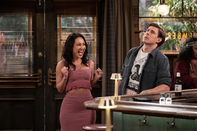 Valentina (Francia Raisa, l.); Jesse (Chris Lowell, r.) – Bild: 20th Television