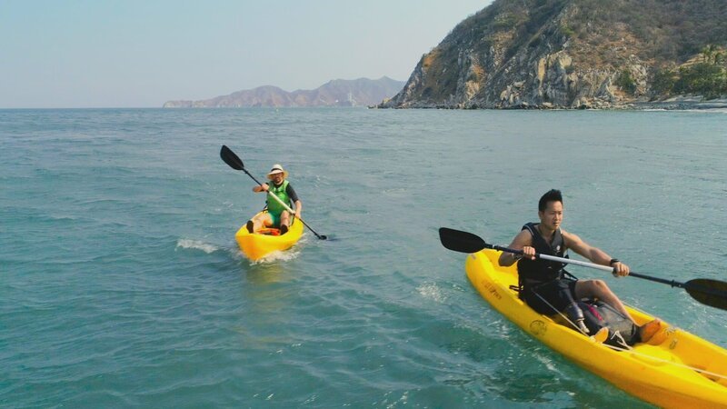 Albert Lin (l.) und Eduardo Mazuera (r.) beim Kajakfahren entlang der Küste von Santa Marta. – Bild: The National Geographic Channel