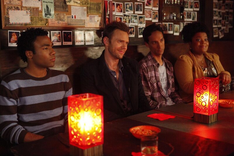 Nachdem klar ist, dass er tatsächlich endlich 21 Jahre alt wird, bricht Troy (Donald Glover, l.) mit Jeff (Joel McHale, 2.v.l.), Abed (Danny Pudi, 2.v.r.), Shirley (Yvette Nicole Brown, r.) und den anderen zu einer ausgedehnten Kneipentour auf … – Bild: Sony Pictures Television Inc. All Rights Reserved. Lizenzbild frei