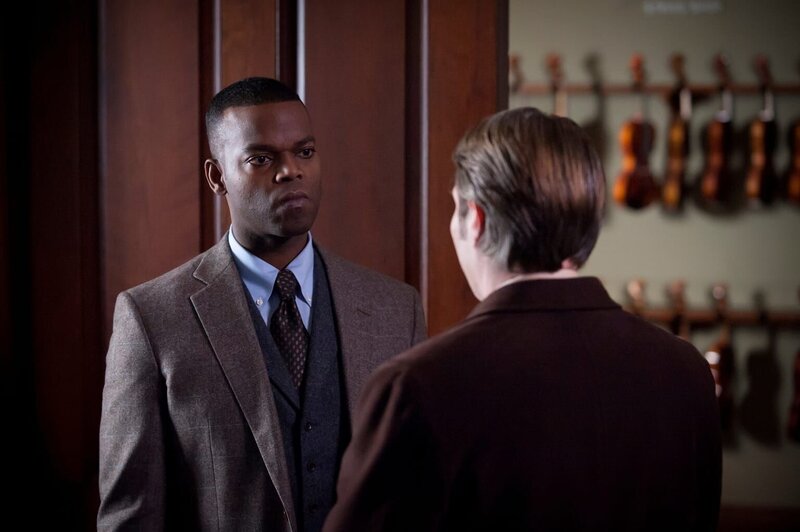 Dr. Hannibal Lecter (Mads Mikkelsen, r.) stattet Tobias Budge (Demore Barnes, l.) einen Besuch ab … – Bild: NBCUniversal Media, LLC