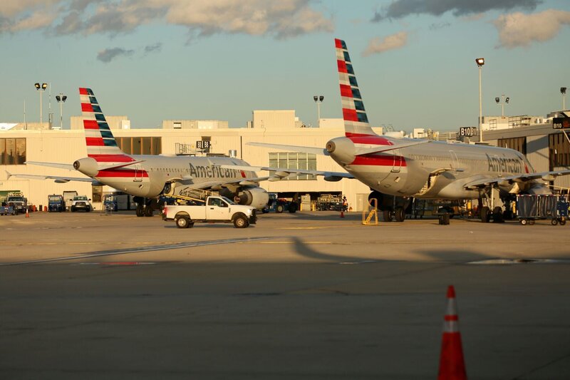 Zwei Flugzeuge der American Airline und ein autorisiertes Fahrzeug sind auf dem Rollfeld des Philadelphia International Airport in Philadelphia, Pa, geparkt. National Geographic für Disney) – Bild: Disney