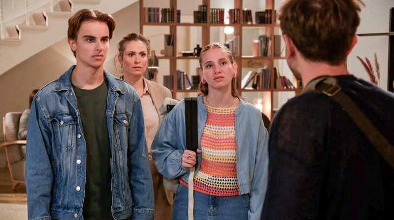 Arthur (Vivian Frey, r.) wird von Till (Francesco Oscar Schramm, l), Bella (Alessia Mazzola, 2.v.l.) und Svenja (Lea Marlen Woitack) gestellt und gesteht: Er ist Arthur Kaiser, Tills und Bellas Vater. – Bild: NDR