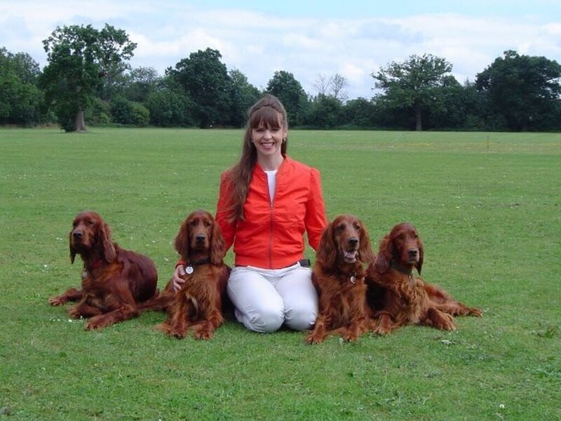 Vicki with dogs on the lawn, taken by her husband, Van Stilwell – Bild: port.hu