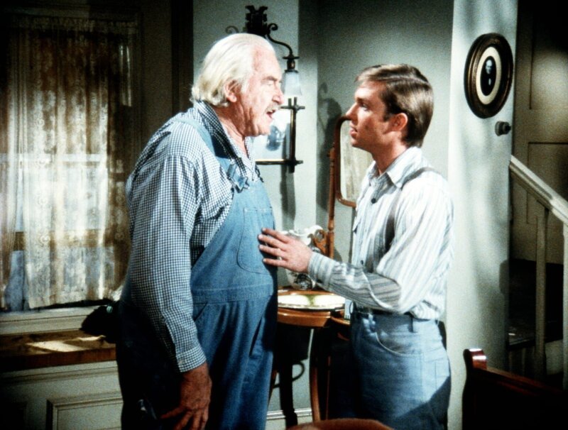 Sam Walton (Will Geer, l.) und sein Enkel John-Boy (Richard Thomas, r.) haben eine Meinungsverschiedenheit … – Bild: WARNER BROS. INTERNATIONAL TELEVISION