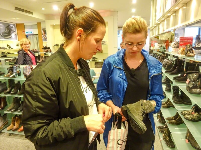 Kandidatin Karina (r.) mit ihrer Shoppingbegleitung Kathrin. – Bild: MG RTL D /​ Constantin Ent.