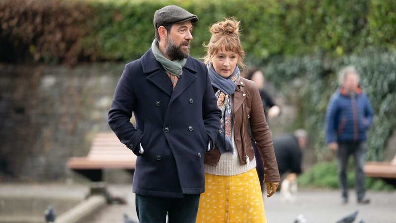 Andreas Pataki (Alexandros Logothetis) und Susan Ryeland (Lesley Manville) – Bild: Bernard Walsh /​ Eleventh Hour Film /​ Sony Pictures Entertainment