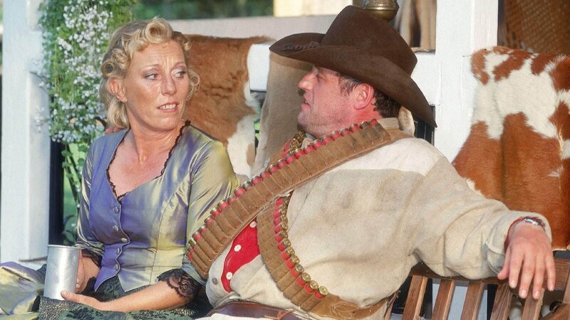 Benno (Willi Thomczyk, r.) versucht das Herz der Barkeeperin Miss Uschi (Antje Lewald) zu erobern. – Bild: MG RTL D