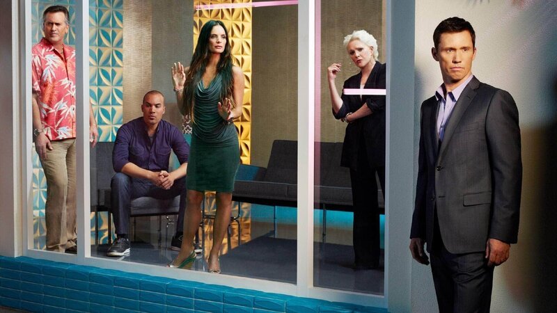 Von links: Sam Axe (Bruce Campbell), Jesse Porter (Coby Bell), Fiona Glenanne (Gabrielle Anwar), Madeline Westen (Sharon Gless) und Michael Westen (Jeffrey Donovan) – Bild: TVNOW /​ NBC Universal