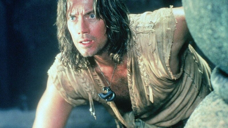 In Hercules’ alter Schule, wo früher Wissen vermittelt wurde, werden nun menschliche Kampfmaschinen gezüchtet. Hercules will das nicht dulden und versucht der Akademie ihre alte Bestimmung zurückzugeben. – Bild: TVNOW