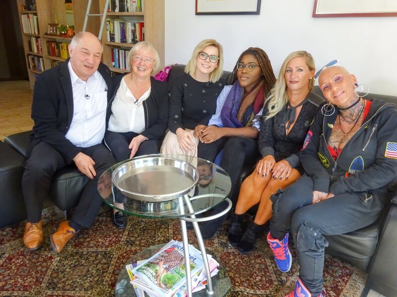 V.l.: Shoppingbegleiter Michael mit Kandidatin Ute, Karina, Prisca, Sandra, Kathleen – Bild: MG RTL D /​ Constantin Ent.