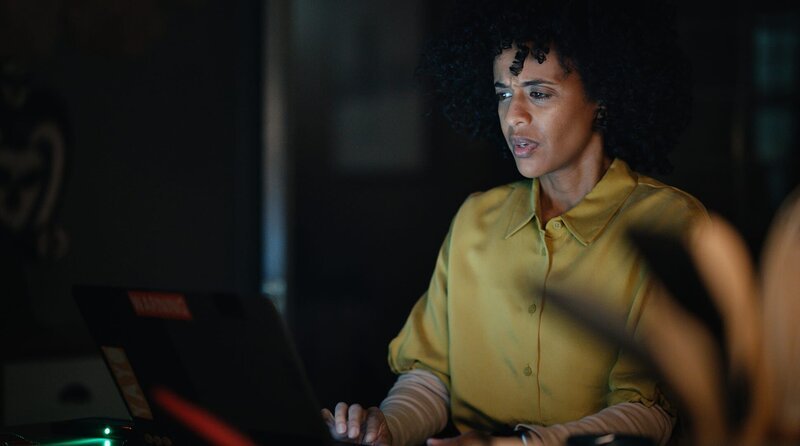 Die Biologin Esther (Selome Emnetu) wendet sich hilferufend an einen Vertrauten Kollegen. – Bild: ARD Degeto/​Maipo Film/​Viaplay Group/​Lukas Salna