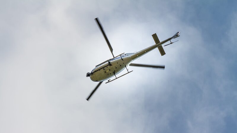 Tv Helicopter flight in blue sky. – Bild: LorenzoPatoia
