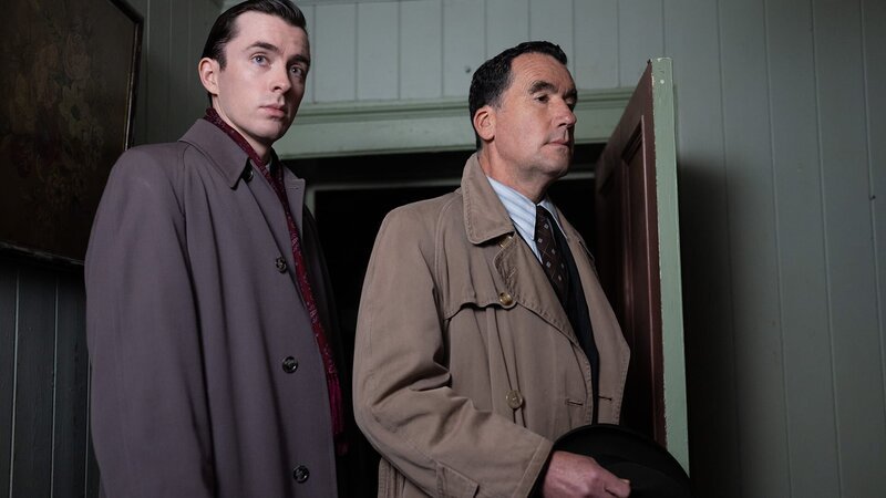 Fraser (Matthew Beard, l.) und Matthew Beard (Tim McMullan, r.) – Bild: Bernard Walsh /​ Bernard Walsh/​Eleventh Hour Film /​ © 2022 Sony Pictures Entertainment. All Rights Reserved.