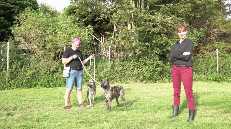 Victoria Stilwell (r.) – Bild: MMXXI Ricochet LTD