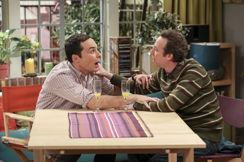 Wie erwartet endet Sheldons (Jim Parsons, l.) „Test-Brunch“ in einem peinlichen Desaster. Zahlreiche Drinks scheinen zumindest die Stimmung vom Gastgeber und von Gast Stuart (Kevin Sussman, r.) aufzulockern … – Bild: 2016 Warner Brothers Lizenzbild frei