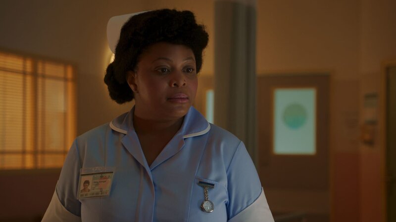 Kurz vor ihrem Tod scheint die Krankenschwester Dena Johnson (Gbemisola Ikumelo) beunruhigt zu sein. Hatte sie etwas zu verbergen? – Bild: ZDF und Denis Guyenon