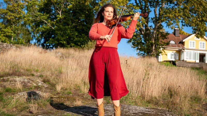 Vom Kummer befreit: Leonie Rainer als Clara. – Bild: SRF/​ZDF/​Ralf Wilschewski