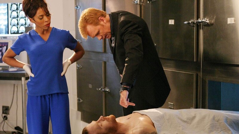 Gemeinsam mit Gerichtsmedizinerin Alexx Woods (Khandi Alexander) schaut sich Horatio (David Caruso) Bob Keatons (Max Martini, lieg.) Leiche genauer an und entdeckt einen eigenartigen Abdruck auf dem Brustkorb. – Bild: SUPER RTL